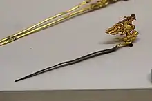 Chai (en haut) et ji (en bas), deux types d'épingles à cheveux chinoises