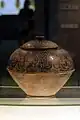 Jarre à couvercle, terre cuite noire à décor incisé de végétaux entrelacés. H. 26 cm. Culture de Songze (v. 4000-3300), district de Qingpu (Shanghai). Musée de Shanghai