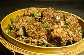 Porc à la vapeur (粉蒸肉), dans un cuiseur en bambou.