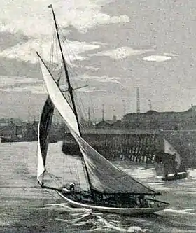 Photo d'un voilier proche de la côte.