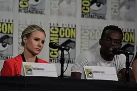 Kristen Bell dans le rôle d'Eleanor Shellstrop et William Jackson Harper dans le rôle de Chidi Anagonye.