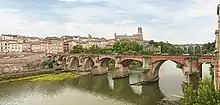 Pont vieux d'Albi mêlant pierre et brique.