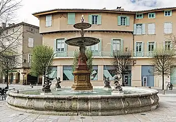 La grande fontaine de la place Jean Jaurès, offerte par le député Eugène Pereire à la ville de Castres.