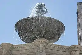 La vasque en bronze en fonctionnement.