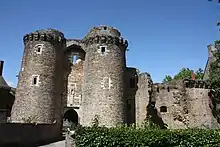 Photographie du châtelet vu de la basse-cour.