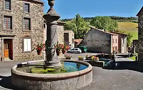 La fontaine et le lavoir.