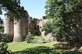 Le châtelet et sa douve.