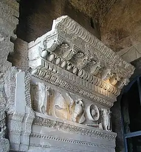 Reconstitution d'une section de l'entablement exposée dans une galerie du Tabularium.