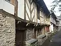Malestroit : maisons à colombages du XVe siècle de la Rue aux Anglais, avec leurs étals de schiste.