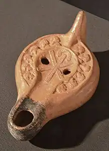 Lampe à décor paléochrétien (Douze Apôtres et  Chrisme ?). IVe siècle EC. Carnuntum, Pannonie