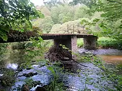 Pontec Amour ; ancien pont désaffecté sur l'Isole en aval du Pont Scluz entre Mellac et Querrien.