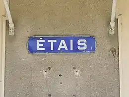 Plaque sur la façade de l'ancienne gare qui indiquait aux voyageurs le lieu de l'arrêt.