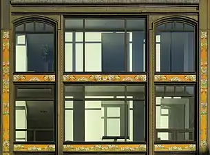 Détail de la façade du magasin 1 rue du Pont-Neuf, à l'angle de la rue de Rivoli.