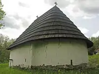 La façade est et le chevet.