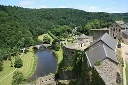 Château-fort et pont sur la Semois à Bouillon.