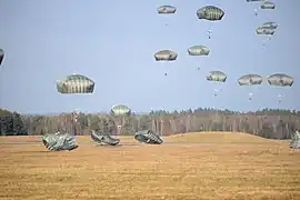 Parachutage du 91e régiment de cavalerie américain.