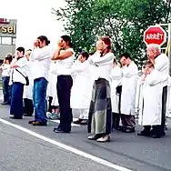 Groupe de citoyens participant à l'action performative.