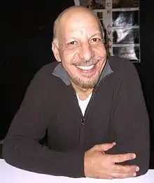 Erick Avari interprète le professeur Overbee, responsable des admissions à Brown.