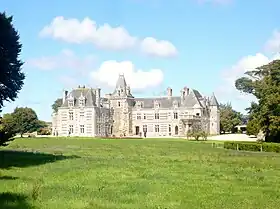 Le château de Keruzoret : vue d'ensemble depuis le parc du château