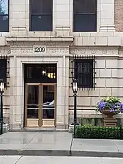 Entrée du no 1209.