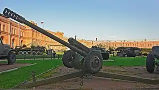 Obusier D-30 de 122 mm, 2A18, de conception soviétique.