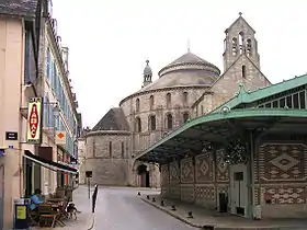 L'église actuelle dans son environnement urbain