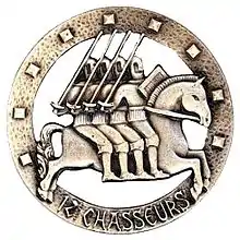 Les quatre frères sur Bayard, épées levées.