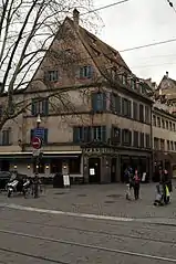 Le no 11, à l'angle du no 134, Grand-Rue.