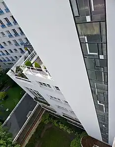 Vue de l'immeuble du no 7 rue Méchain construit par Robert Mallet-Stevens.