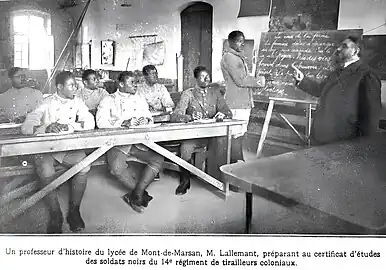M Lallemant, professeur d'histoire au lycée Victor-Duruy, prépare des soldats du régiment au certificat d'études