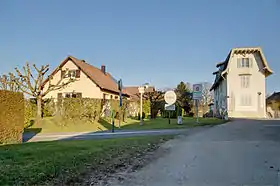 Frontière à Delle - Boncourt. À gauche, la France ; à droite, la Suisse.