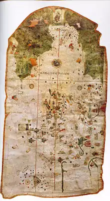 Photographie d'une ancienne carte dessinée sur parchemin. Elle représente la partie connue alors de l’actuel Brésil.