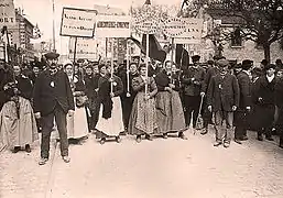 Les vigneronnes en tête des cortèges.