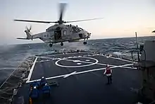 Appontage d'un NH90 de la 33F sur le pont du destroyer américain USS Ross, en 2019.
