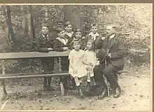 Gabriel Van Dievoet au Bois de la Cambre avec ses enfants et leurs cousins en 1919. On y distingue : assis de gauche à droite : Andrée de Gachassin-Lafite, Valentine Van Dievoet (1914-2005) et Gabriel Van Dievoet (1875-1934). Debout de gauche à droite : Léon Van Dievoet (1907-1993), Maurice Gachassin-Lafite, Jacques Gachassin-Lafite, René Van Dievoet (1908-1978) et Marcel du Bois de Dunilac (dcd 1947).