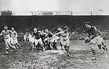 1926 (avril), le Stade Toulousain en demi-finale contre l'Aviron Bayonnais à Bordeaux, François Borde à l'attaque (avec son éternel bérêt).