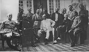 en réunion à Athènes en juillet 1917 avec les généraux Régnault, Braquet, l'amiral Gueydon et le ministre Charles Jonnart.