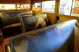 Intérieur à 8 places et structure en bois.