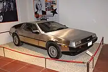 Photo d'une De Lorean exposée