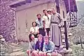 2 août 1982 : père Charles Jegge avec quelques scouts de Saint-Ambroise de Turin à son ermitage dans le hameau Prietto di Coazze