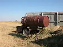 Matériel agricole rouillé près des Badlands.