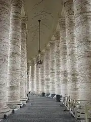 Colonnes de la place Saint-Pierre du Vatican construites en travertin de Tivoli