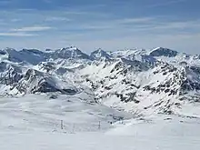 Une chaîne de montagnes enneigées.