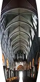 Voûte de l'église de la nef et orgue.