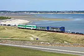 Deux X 2100 encadrant deux remorques XR 6000 passent au niveau de l'isthme de Penthièvre, entre Auray et Quiberon.