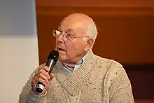 Photo de trois quarts profil de Murray Walker, en 2009