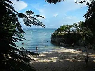 Petit bout de plage face à l'hôtel "Club Amigo"