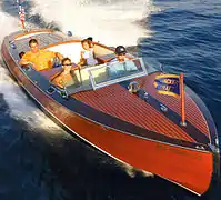 2010 Runabout Triple-cockpit elargit Hacker-Craft, sur la mer