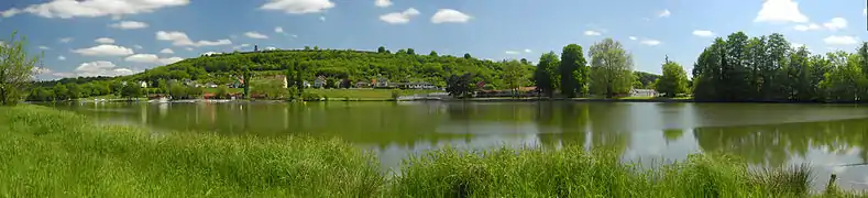 La Miotte dominant l'étang des Forges.