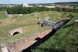 Vue de la montée de la citadelle depuis la terrasse panoramique.